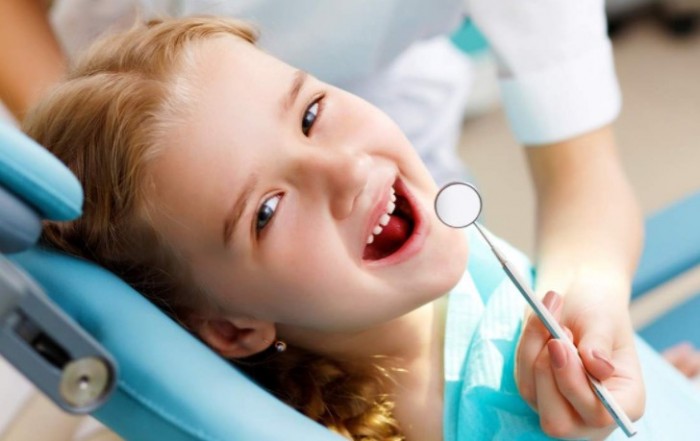 Ребенок на обследовании у стоматолога