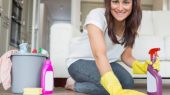 женщина делает генеральную уборку дома