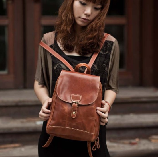 Красивая девушка с коричневым рюкзаком